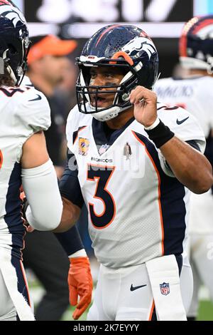 Inglewood, États-Unis. 17th octobre 2022. Le quarterback des Broncos de Denver Russell Wilson se réchauffe avant le match contre les Chargers de Los Angeles au stade SOFI d'Inglewood, Californie, lundi, 17 octobre 2022. Photo de Jon SooHoo/UPI crédit: UPI/Alay Live News Banque D'Images