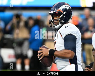 Inglewood, États-Unis. 17th octobre 2022. Le quarterback des Broncos de Denver Russell Wilson se réchauffe avant le match contre les Chargers de Los Angeles au stade SOFI d'Inglewood, Californie, lundi, 17 octobre 2022. Photo de Jon SooHoo/UPI crédit: UPI/Alay Live News Banque D'Images