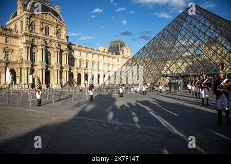 ©Sadak Souici / le Pictorium/MAXPPP - Sadak Souici / le Pictorium - 27/09/2021 - France / Ile-de-France / Paris - Emmanuel Macron et le Premier ministre trec Kyriakos Mitsotakis se sont retrantes ce lundi 27 septembre au musée du Louvre, a Paris. Les deux dirigeants ont insinué l'exposition « Paris-Athenes. Reconnaissance de la GRECE moderne », l'occasion du bicentenaire de la guerre de libération de 1821. / 27/09/2021 - France / Ile-de-France (région) / Paris - Emmanuel Macron et le Premier ministre grec Kyriakos Mitsotakis se sont réunis lundi à 27 septembre au Musée du Louvre à Paris. Les deux lignes d'attache Banque D'Images