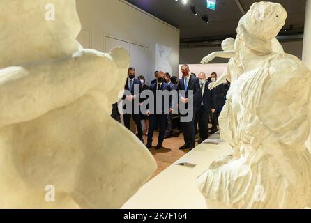 @ Pool/ Jacques Witt /Maxppp, France, Paris, 2021/09/28 Kyriakos Mitsotakis Emmanuel Macron et un invité. Le président français Emmanuel Macron et le Premier ministre grec Kyriakos Mitsotakis visitent l'exposition Paris-Athènes, naissance de la Grèce moderne au musée du Louvre. Paris Banque D'Images