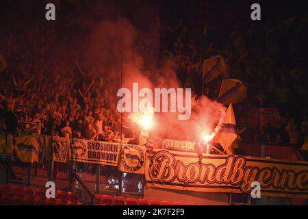 ©Mourad ALLILI/MAXPPP - supporters Brondby IF pendant l'UEFA Europa Ligue un match de football entre l'Olympique Lyonnais et Brondby IF au stade Groupama de Decines-Charpieu près de Lyon, dans le centre-est de la France sur 30 septembre 2021. Banque D'Images