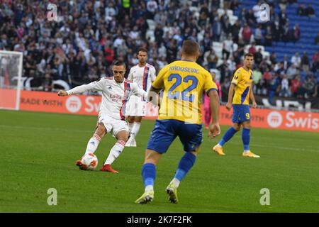 ©Mourad ALLILI/MAXPPP - Maxence CAQUERET de Lyon pendant l'UEFA Europa Ligue un match de football entre l'Olympique Lyonnais et Brondby IF au stade Groupama de Decines-Charpieu près de Lyon, centre-est de la France sur 30 septembre 2021. Banque D'Images