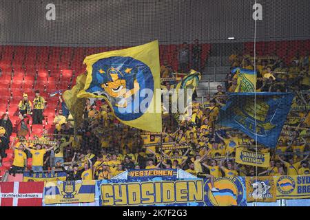©Mourad ALLILI/MAXPPP - supporters Brondby IF pendant l'UEFA Europa Ligue un match de football entre l'Olympique Lyonnais et Brondby IF au stade Groupama de Decines-Charpieu près de Lyon, dans le centre-est de la France sur 30 septembre 2021. Banque D'Images