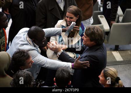 ©PHOTOPQR/LE PARISIEN/MATTHIEU DE MARTIGNAC . SAINT DENIS LE 29/04/2006. FINALE DE FOOTBALL DE LA COUPE DE FRANCE. OLYMPIQUE DE MARSEILLE OM PARIS SAINT GERMAIN PSG. VICTOIRE DU PSG 2-1. BERNARD TAPIE ET BASILE BOLI FRANCE AVRIL 29TH 2006. Finale de la coupe française de football entre Paris Saint Germain et Marseille. Bernard Tapie est mort à l'âge de 78 ans, mort d'un cancer l'homme d'affaires et ancien patron de l'Olympique de Marseille a annoncé en septembre 2017 qu'il souffrait d'un cancer de l'estomac avec extension à l'oesophage. Banque D'Images