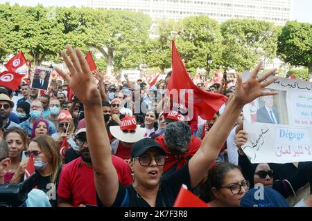 ©Yassine Mahjoub/MAXPPP - les sympathisants du Président Kais Saied organisent une manifestation en faveur du Chef d'Etat le dimanche 3 octobre sur l'avenue Habib Bourguiba au centre-ville de Tunis.photo: Yassine Mahjoub Banque D'Images