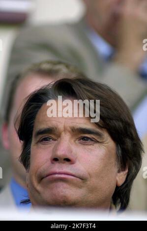 ©PHOTOPQR/L'EST REPUBLICAIN/ALEXANDRE MARCHI ; NANCY ; 03/10/2021 ; DÉNIGRÉE - DECES - BERNARD TAPIE. Nancy 3 octobre 2021. L'homme d'affaires et l'homme politique français Bernard TAPIE est mort aujourd'hui à l'âge de 78 ans emporté par la maladie du cancer. Photographie de Bernard TAPIE, en tribune, lors du match de football entre le FC Metz et l'Olympique de Marseille (OM) le 13 octobre 2001 au stade Saint-Symphorien lors de la 10ème journée du championnat de France 2001 / 2002. PHOTO Alexandre MARCHI. - L'homme d'affaires et homme politique français Bernard TAPIE est décédé aujourd'hui Banque D'Images