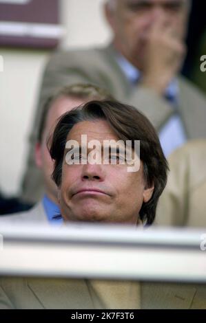 ©PHOTOPQR/L'EST REPUBLICAIN/ALEXANDRE MARCHI ; NANCY ; 03/10/2021 ; DÉNIGRÉE - DECES - BERNARD TAPIE. Nancy 3 octobre 2021. L'homme d'affaires et l'homme politique français Bernard TAPIE est mort aujourd'hui à l'âge de 78 ans emporté par la maladie du cancer. Photographie de Bernard TAPIE, en tribune, lors du match de football entre le FC Metz et l'Olympique de Marseille (OM) le 13 octobre 2001 au stade Saint-Symphorien lors de la 10ème journée du championnat de France 2001 / 2002. PHOTO Alexandre MARCHI. - L'homme d'affaires et homme politique français Bernard TAPIE est décédé aujourd'hui Banque D'Images