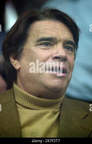 ©PHOTOPQR/L'EST REPUBLICAIN/ALEXANDRE MARCHI ; NANCY ; 03/10/2021 ; DÉNIGRÉE - DECES - BERNARD TAPIE. Nancy 3 octobre 2021. L'homme d'affaires et l'homme politique français Bernard TAPIE est mort aujourd'hui à l'âge de 78 ans emporté par la maladie du cancer. Photographie de Bernard TAPIE, en tribune, lors du match de football entre le FC Metz et l'Olympique de Marseille (OM) le 13 octobre 2001 au stade Saint-Symphorien lors de la 10ème journée du championnat de France 2001 / 2002. PHOTO Alexandre MARCHI. - L'homme d'affaires et homme politique français Bernard TAPIE est décédé aujourd'hui Banque D'Images