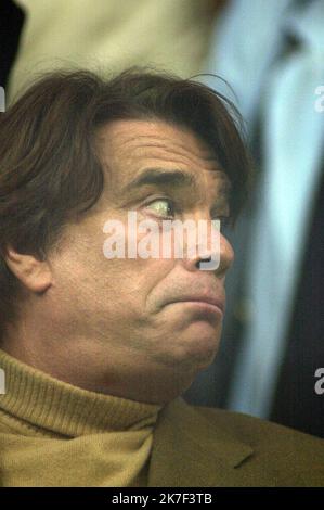 ©PHOTOPQR/L'EST REPUBLICAIN/ALEXANDRE MARCHI ; NANCY ; 03/10/2021 ; DÉNIGRÉE - DECES - BERNARD TAPIE. Nancy 3 octobre 2021. L'homme d'affaires et l'homme politique français Bernard TAPIE est mort aujourd'hui à l'âge de 78 ans emporté par la maladie du cancer. Photographie de Bernard TAPIE, en tribune, lors du match de football entre le FC Metz et l'Olympique de Marseille (OM) le 13 octobre 2001 au stade Saint-Symphorien lors de la 10ème journée du championnat de France 2001 / 2002. PHOTO Alexandre MARCHI. - L'homme d'affaires et homme politique français Bernard TAPIE est décédé aujourd'hui Banque D'Images