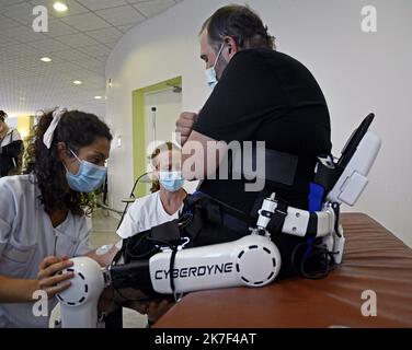 ©PHOTOPQR/LE PROGRES/Stéphane GUIOCHON - Saint-Genis-Laval 04/10/2021 - machine Exosquelette -A Saint Genis Laval à l'hôpital Henry Gabrielle , inauguration et présentation du 1er Exosquelette lyonnais, appareil qui décupe la force des patients le adaptateur pour Saint Genis Laval, France - Saint-Genis oct 4th 2021 inauguration et présentation de l'exosquelette Lyon 1st, un dispositif qui augmente la force des patients dix fois pour les réajuster à la marche Banque D'Images