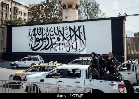 ©Adrien Vautier / le Pictorium/MAXPPP - une fresque symbolisant le drapeau taliban un ete pointe sur l'ambassade americaine a Kaboul. Les chefs du pays sont omniprésents dans les rues de la capitale. Banque D'Images