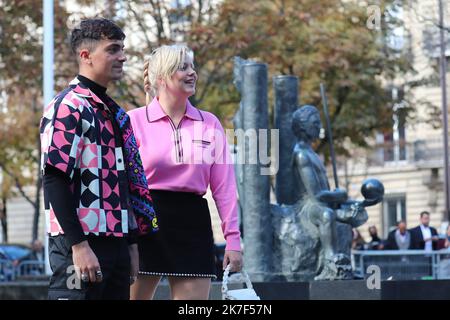 ©Pierre Teyssot/MAXPPP ; invités de MiuMiu à la semaine de la mode de Paris 2021 SS 2022 sous la pandémie Covid-19. Paris, France sur 5 octobre 2021. Florian Rossi, Louane. Â© Pierre Teyssot / Maxppp Banque D'Images