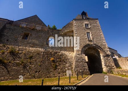 Tour fortifiée avec porte d'entrée au château royal médiéval de Montargis Banque D'Images