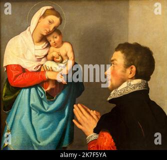 ©Active Museu/MAXPPP - ActiveMuseum 0001016.jpg / un gentleman en adoration devant la Vierge, 1560 - Giovanni Battista Moroni - Un gentleman dans l'adoration avant la Madonna 1560 - / Giovanni Battista Moroni / Musée actif de la peinture / le Pictorium adoration, Apple, Aureola (religion), bébé, collier d'enfant, Gentelman, gentleman, horizontal, homme, Mannérisme, prière, Vierge et enfant, Jésus-Christ, jeune femme (Mère de Jésus) ,16th siècle ,Giovanni Battista Moroni ,peinture , Banque D'Images