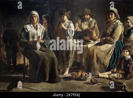 ©Active Museu/MAXPPP - ActiveMuseum 0001627.jpg / une famille de Paysans dans un interieur, c'est le plus grand des tableaux « paysans » des freres le Nain. Il ne s'agit pas ici d'un véritable dîner : la table n'est pas servie, sonne le pain, le vin et le sel. vers 1640 - Louis le Nain Huile sur toile 1640 - / Louis le Nain / Musée actif de la peinture / le Pictorium Grande famille (a), pain, frères, enfant, famille, verre, Groupe, horizontal, intérieur (bâtiment), Ladle, Homme, musique, paysan, pauvre, assis (à être) , Assis à l'étage, instrument à cordes, vin, femme, 17th siècle, L Banque D'Images