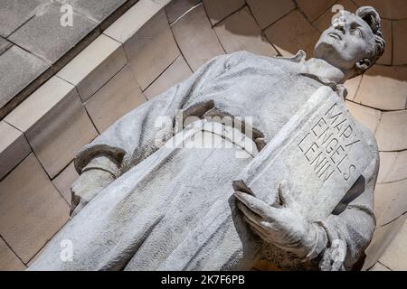 Travailleur avec Marx, Engels et Lénine livre à Varsovie, Pologne Banque D'Images