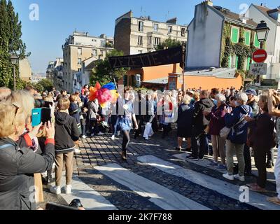 ©PHOTOPQR/LE PARISIEN/Christine Henry ; Paris ; 09/10/2021 ; des milliers de parisien se sont assemblées sur la Butte Montmartre à l'occasion de la traditionnelle fête des vendanges Paris, France, oct 9th 2021. Festival de la moisson de Montmartre Banque D'Images