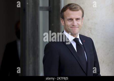 ©Sébastien Muylaert/MAXPPP - le président français Emmanuel Macron attend le président du Tadjikistan à l'Elysée à Paris. 13.10.2021 Banque D'Images