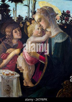 ©Active Museu/MAXPPP - ActiveMuseum 0001987.jpg / la Vierge et l'enfant, avec le jeune Saint Jean Baptiste, vers 1470 - Alessandro Filipepi, dit Botticelli 1470 - / Alessandro Filipepi dit Botticelli / Musée actif de la peinture / le Pictorium 3 personnes ,Antique Book (ancien livre) ,Aureola (religion) ,bébé ,religion catholique ,enfant ,enfant dans ses bras ,Christian , religion chrétienne ,Christianisme (religion) ,foi ,jardin ,mains croisées ,amour maternel ,croyance religieuse ,vertical ,femme ,Jésus Christ ,Marie (mère de Jésus) ,Saint John Baptist ,Antiquité ,Alessandro Filipepi , connu sous le nom de Botticelli ,peinture Banque D'Images