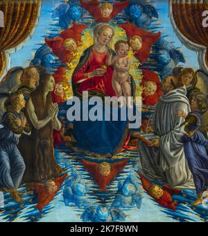 ©Active Museu/MAXPPP - ActiveMuseum 0002169.jpg / la Vierge et l'enfant en gloire, entrées de sainte Marie Madeleine et de saint Bernard 1485 - / Francesco Botticini / Musée actif de la peinture / le Pictorium Angel ,scène biblique ,Catholique (adj et nom) ,Cherub ,religion chrétienne ,Rideau ,Robe ,yeux vers le bas ,stylo plume de plumes ,Groupe ,Hanging ,genou ,lumière ,manuscrit ,Monk ,Rouge ,Bleu ciel ,debout ,velours ,vertical ,ailes écartées ,Jésus de Nazareth ,Marie (mère de Jésus) ,Saint Bernard ,Sainte Marie Magdalene ,Francesco Botticini ,peinture Banque D'Images