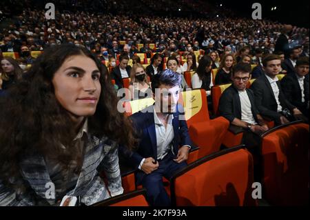 ©PHOTOPQR/L'EST REPUBLICAIN/ALEXANDRE MARCHI ; PARIS ; 14/10/2021 ; SPORT - CYCLISME - TOUR DE FRANCE 2022 - PRÉSENTATION DU PARCOURS DE LA 109EME EDITION DE LA GRANDE BOUCLE ET DU PREMIER TOUR DE FRANCE FEMMES AVC Z.... Palais des congrès, Paris 14 octobre 2021. ELISA BALSAMO et Julian ALPHILIPPE lors de la présentation du cours du 109e Tour de France et de la 1re édition du Tour de France femmes. PHOTO Alexandre MARCHI. - Présentation de la course cycliste Tour de France 2022 à Paris, France, 14 octobre 2021. L'édition 109th du Tour de France commencera à Copenhague i Banque D'Images