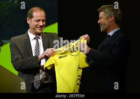 ©PHOTOPQR/L'EST REPUBLICAIN/ALEXANDRE MARCHI ; PARIS ; 14/10/2021 ; SPORT - CYCLISME - TOUR DE FRANCE 2022 - PRÉSENTATION DU PARCOURS DE LA 109EME EDITION DE LA GRANDE BOUCLE ET DU PREMIER TOUR DE FRANCE FEMMES AVC Z.... Palais des congrès, Paris 14 octobre 2021. Christian PRUDHOMME, directeur du Tour de France, avec le prince héritier Frederik de DANEMARK lors de la présentation du cours de la 109e édition du Tour de France. PHOTO Alexandre MARCHI. - Présentation de la course cycliste Tour de France 2022 à Paris, France, 14 octobre 2021. L'édition 109th du Tour de France Banque D'Images