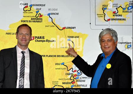 ©PHOTOPQR/L'EST REPUBLICAIN/ALEXANDRE MARCHI ; PARIS ; 14/10/2021 ; SPORT - CYCLISME - TOUR DE FRANCE 2022 - PRÉSENTATION DU PARCOURS DE LA 109EME EDITION DE LA GRANDE BOUCLE - TDF. Palais des congrès, Paris 14 octobre 2021. Christian PRUDHOMME, Directeur du Tour de France, avec Hervé FERON maire de Tomblaine. PHOTO Alexandre MARCHI. - Présentation de la course cycliste Tour de France 2022 à Paris, France, 14 octobre 2021. L'édition 109th du Tour de France débutera à Copenhague au Danemark le 01 juillet 2022 et arrivera à Paris le 24 juillet 2022. Banque D'Images