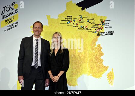 ©PHOTOPQR/L'EST REPUBLICAIN/ALEXANDRE MARCHI ; PARIS ; 14/10/2021 ; SPORT - CYCLISME - TOUR DE FRANCE 2022 - PRÉSENTATION DU PARCOURS DE LA 109EME EDITION DE LA GRANDE BOUCLE ET DU PREMIER TOUR DE FRANCE FEMMES AVC Z.... Palais des congrès, Paris 14 octobre 2021. Christian PRUDHOMME, directeur du Tour de France, et Marion ROUSSE, directrice du Tour de France femmes. PHOTO Alexandre MARCHI. - Présentation de la course cycliste Tour de France 2022 à Paris, France, 14 octobre 2021. L'édition 109th du Tour de France débutera à Copenhague le 01 juillet 2022 au Danemark et s'en ira Banque D'Images