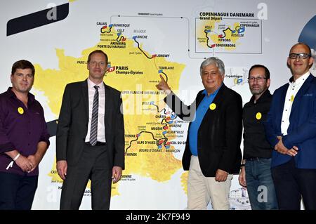 ©PHOTOPQR/L'EST REPUBLICAIN/ALEXANDRE MARCHI ; PARIS ; 14/10/2021 ; SPORT - CYCLISME - TOUR DE FRANCE 2022 - PRÉSENTATION DU PARCOURS DE LA 109EME EDITION DE LA GRANDE BOUCLE - TDF. Palais des congrès, Paris 14 octobre 2021. Christian PRUDHOMME, Directeur du Tour de France, avec Hervé FERON maire de Tomblaine. PHOTO Alexandre MARCHI. - Présentation de la course cycliste Tour de France 2022 à Paris, France, 14 octobre 2021. L'édition 109th du Tour de France débutera à Copenhague au Danemark le 01 juillet 2022 et arrivera à Paris le 24 juillet 2022. Banque D'Images