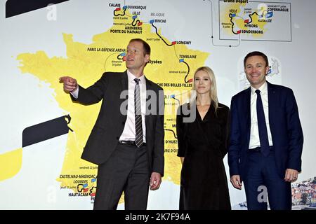 ©PHOTOPQR/L'EST REPUBLICAIN/ALEXANDRE MARCHI ; PARIS ; 14/10/2021 ; SPORT - CYCLISME - TOUR DE FRANCE 2022 - PRÉSENTATION DU PARCOURS DE LA 109EME EDITION DE LA GRANDE BOUCLE ET DU PREMIER TOUR DE FRANCE FEMMES AVC Z.... Palais des congrès, Paris 14 octobre 2021. Christian PRUDHOMME, directeur du Tour de France, Marion ROUSSE, directrice du Tour de France femmes, et David LAPPARTIENT, président de l'UCI. PHOTO Alexandre MARCHI. - Présentation de la course cycliste Tour de France 2022 à Paris, France, 14 octobre 2021. L'édition 109th du Tour de France commencera à Copenhague Banque D'Images