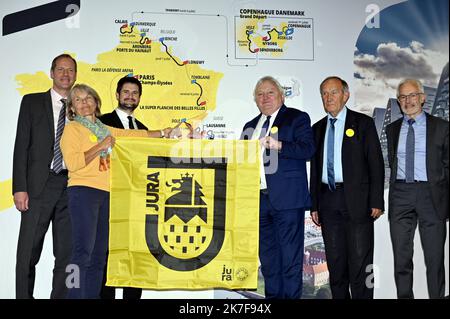 ©PHOTOPQR/L'EST REPUBLICAIN/ALEXANDRE MARCHI ; PARIS ; 14/10/2021 ; SPORT - CYCLISME - TOUR DE FRANCE 2022 - PRÉSENTATION DU PARCOURS DE LA 109EME EDITION DE LA GRANDE BOUCLE - TDF. Palais des congrès, Paris 14 octobre 2021. Christian PRUDHOMME, Directeur du Tour de France, avec Jean-Baptiste GAGNOUX maire de Dole. PHOTO Alexandre MARCHI. - Présentation de la course cycliste Tour de France 2022 à Paris, France, 14 octobre 2021. L'édition 109th du Tour de France débutera à Copenhague au Danemark le 01 juillet 2022 et arrivera à Paris le 24 juillet 2022. Banque D'Images