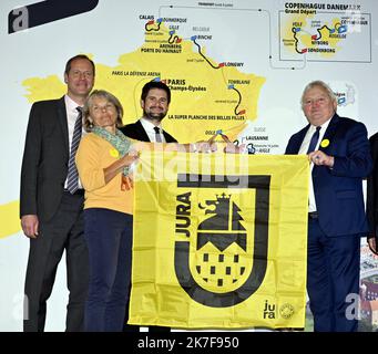 ©PHOTOPQR/L'EST REPUBLICAIN/ALEXANDRE MARCHI ; PARIS ; 14/10/2021 ; SPORT - CYCLISME - TOUR DE FRANCE 2022 - PRÉSENTATION DU PARCOURS DE LA 109EME EDITION DE LA GRANDE BOUCLE - TDF. Palais des congrès, Paris 14 octobre 2021. Christian PRUDHOMME, Directeur du Tour de France, avec Jean-Baptiste GAGNOUX maire de Dole. PHOTO Alexandre MARCHI. - Présentation de la course cycliste Tour de France 2022 à Paris, France, 14 octobre 2021. L'édition 109th du Tour de France débutera à Copenhague au Danemark le 01 juillet 2022 et arrivera à Paris le 24 juillet 2022. Banque D'Images