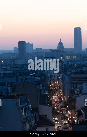 ©Sadak Souici / le Pictorium/MAXPPP - Coucher de soleil sur l'est de Paris. Banque D'Images
