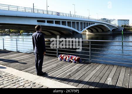@ Pool/Stephane Lemouton /Maxppp, France, Paris, 2021/10/16 le président de la république préside la cérémonie de commémoration du 60E annaire du 17 octobre 1961 au parc départemental Pierre Lagravère, au piedu Pont de Bezons, à Colombes, banlieue de Paris. Le 16 octobre 2021 - Macron condamne le massacre "impardonnable" de 1961 des Algériens à Paris - le président français Emmanuel Macron est présent après avoir déposé une couronne près du pont de Bezons (pont de Bezons) sur 16 octobre 2021 à Colombes, près de Paris. Banque D'Images