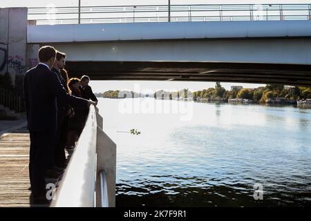 @ Pool/Stephane Lemouton /Maxppp, France, Paris, 2021/10/16 le président de la république préside la cérémonie de commémoration du 60E annaire du 17 octobre 1961 au parc départemental Pierre Lagravère, au piedu Pont de Bezons, à Colombes, banlieue de Paris. Le 16 octobre 2021 - Macron condamne le massacre "impardonnable" de 1961 des Algériens à Paris - le président français Emmanuel Macron est présent après avoir déposé une couronne près du pont de Bezons (pont de Bezons) sur 16 octobre 2021 à Colombes, près de Paris. Banque D'Images