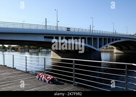 @ Pool/Stephane Lemouton /Maxppp, France, Paris, 2021/10/16 le président de la république préside la cérémonie de commémoration du 60E annaire du 17 octobre 1961 au parc départemental Pierre Lagravère, au piedu Pont de Bezons, à Colombes, banlieue de Paris. Le 16 octobre 2021 - Macron condamne le massacre "impardonnable" de 1961 des Algériens à Paris - le président français Emmanuel Macron est présent après avoir déposé une couronne près du pont de Bezons (pont de Bezons) sur 16 octobre 2021 à Colombes, près de Paris. Banque D'Images