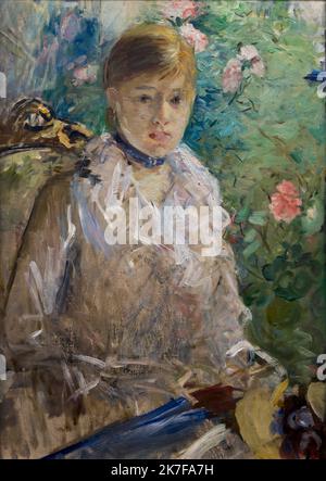 ©Active Museu/MAXPPP - ActiveMuseum 0003006.jpg / Jeune femme assise devant la fenetre, dit l'ete Huile sur toile 1879 - / Berthe Morisot / peinture Active Museum / le Pictorium 1 personnes, Blonde, Chemisier, yeux transparents, fleur, yeux verts, cheveux attachés, chapeau, dans la main, bleu indigo, cou, plante, foulard, assis (verbe), chapeau de paille, été, pare-soleil, vertical, jeune femme, jeune fille, fenêtre Femme ,19th siècle ,Berthe Morisot ,peinture , Banque D'Images