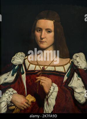 ©Active Museu/MAXPPP - ActiveMuseum 0003162.jpg / Portrait de femme, dit autofrois Portrait d'Isabelle d'Este, 1510 - Giovanni Francesco Caroto 1510 - / Giovanni Francesco Caroto / Musée actif de la peinture / le Pictorium 1 personnes, fond noir, Bourgeoise (femme), figure culturelle, yeux sombres, robe, visage sur, première dame, gant, fille italienne, bijou, long collier de naissance noble, figure politique, portrait, rouge, Renaissance () anneau, Velvet, vertical ,Taille vers le haut ,blanc ,femme ,jaune ,Europe ,Italie ,Lombardie ,Europe de l'Ouest ,Isabella d'Este ,16th siècle ,Giovanni Francesco Caroto ,peinture , Banque D'Images