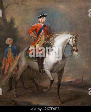 ©Active Museu/MAXPPP - ActiveMuseum 0003717.jpg / Frederick, prince de Galles, fils de George II et de la Reine Caroline, 1732 - Bartholomew Dandridge Huile sur toile 1732 - / Bartholomew Dandridge / Peinture Active Museum / le Pictorium 2 personnes, badge ,peu ,Bleu ,Britannique ,œil-foncé ,Duke ,visage sur ,gentleman ,main sur les hanches ,Hat Horse ,Horseman ,King ,Homme sur un cheval ,Paysage ,Mont ,Noblesse ,de naissance noble ,Robe officielle ,Portrait ,Prince ,Prince de Galles ,Reine ,Rins ,famille royale ,tapis de selle ,son ,Squire ,Stirrup ,Streamer ,scène de rue ,piste , Banque D'Images