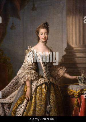 ©Active Museu/MAXPPP - ActiveMuseum 0003754.jpg / Charlotte Sophie de Mecklembourg-Strelitz, 1761 - atelier de Allan Ramsay 1761 - / Allan Ramsay / Musée actif de la peinture / le Pictorium 1 personnes, fauteuil, Blonde, yeux bleus, colonne (architecture), Couronne, duchesse, tissu brodé, face sur, fourrure, allemand (féminin), Or (couleur) cheveux attachés, main, bijoux, coupe basse, noblesse de naissance noble, tenue Pearl ,Portrait ,tissu précieux ,Reine ,Rouge ,Reign ,Royal ,Smile ,sourire () ,souverain () ,Table , Tablecloth en tissu , trône , vertical , atelier ,Charlotte Sophie de Mecklembourg-Strelitz Banque D'Images