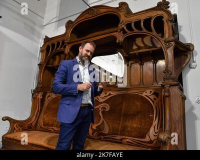 ©PHOTOPQR/POPULAIRE DU CENTRE/stephane Lefèvre ; ; 06/10/2021 ; MOBILIER : Mise en vente d’un mobilier exceptionnel susceptible d’être insolite une banchette, qui fut présenté dans l’antichambre du Pavillon Art Nouveau Bing, et réorganisé par Eugène Gaillard lors de l’exposition universelle de Paris en 1900, sera à prix le 30 rue Nadourd à Limoges 32. Estimation estimée entre 80,000€ et 100,000€. - Un banc recherché par les collectionneurs du monde entier, trouvé et mis aux enchères à Limoges Banque D'Images