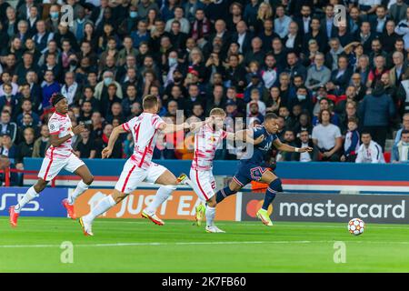 ©Denis TRASFI/MAXPPP - (C) Denis TRASFI / MAXPPP - à Boulogne-Billancourt au Parc des Princes le 19-10-2021 - UEFA Ligue des champions, phase de Groupe A - Paris Saint Germain - Leipzig - Kylian Mbappé Banque D'Images