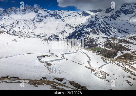 Route de montagne alpine entre la neige au printemps, Alpes Gran Paradiso, Italie Banque D'Images