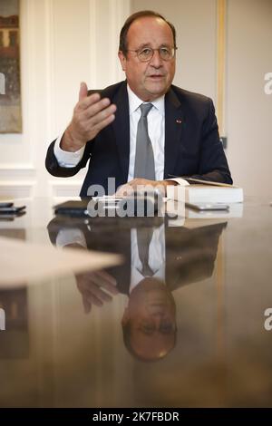 ©PHOTOPQR/LE PARISIEN/olivier corsan ; Paris ; 18/10/2021 ; Paris, France, le 18 octobre 2021. François Hollande, ancien président de la République, publish un nouveau livre à quelques mois de l'élection présidentielle. - Paris, France, octobre 18th 2021. L'ancien président français François Hollande à son bureau Banque D'Images