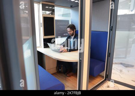 ©PHOTOPQR/LE PARISIEN/Philippe de Poulpiquet ; Paris (75), le 06 octobre 2021. Adrien Lemaire a fondé la société Kabin, une cabine destinée à faire du travail. Paris, France, octobre 6th 2021. Kabin a créé une cabine de télétravail Banque D'Images