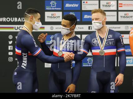 ©PHOTOPQR/LE COURRIER PICARD/HASLIN ; ROUBAIX ; 20/10/2021 ; 20/10/21 Championnats du monde cycliste sur piste vélodrome Jean Stablinski de Roubaix Podium de la vitesse par équipement hommesla France deuxieme Rayan HELAL Florian GRENGBO Sébastien VIGIER photo Fred HASLIN Cycling World Championships at Jean-Stablinski velopdrome à Roubaix, dans le nord de la France, sur 20 octobre 2021. Banque D'Images