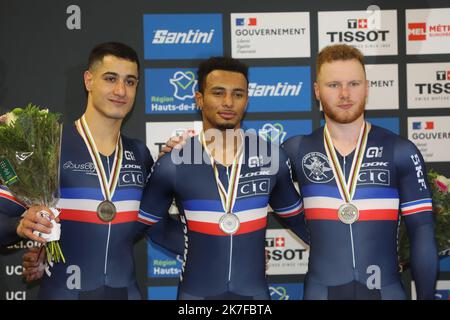 ©PHOTOPQR/LE COURRIER PICARD/HASLIN ; ROUBAIX ; 20/10/2021 ; 20/10/21 Championnats du monde cycliste sur piste vélodrome Jean Stablinski de Roubaix Podium de la vitesse par équipement hommesla France deuxieme Rayan HELAL Florian GRENGBO Sébastien VIGIER photo Fred HASLIN Cycling World Championships at Jean-Stablinski velopdrome à Roubaix, dans le nord de la France, sur 20 octobre 2021. Banque D'Images