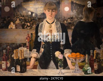 ©Active Museu/MAXPPP - ActiveMuseum 0006321.jpg / un bar aux Folies Bergère 1881 - / Edouard Manet / peinture Active Museum / le Pictorium Bar , barmaid , Blue dress , plafonnier , Champagne , foule , boisson , soirée , visage , fruit , horizontal , bijou , lumière , collier , queue de cheval (miroir) , Esprit de réflexion (alcool) , Table de coiffure ,Europe ,hairstyle ,France ,Europe ,France ,France ,hairstyle ,France ,France ,Europe ,France ,France ,France ,Paris ,Europe de l'Ouest ,Suzanne ,19th siècle ,Edouard Manet ,peinture , Banque D'Images