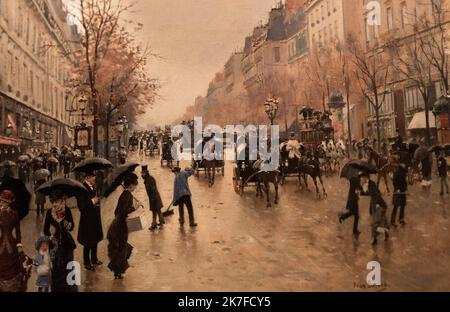 ©Active Museu/MAXPPP - ActiveMuseum 0006394.jpg / le boulevard Poissonnière sous la plume 1885 - / Jean Beraud / peinture Active Museum / le Pictorium automne ,Boulevard ,Bâtiment () ,Cabman ,enfants ,ciel nuageux ,horizontal ,chevaux ,Impressionisme ,Rain ,Streetlight ,arbre ,Parapluie ,19th Century Jean Beraud , peinture , peinture Banque D'Images