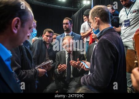 ©Christophe petit Tesson/MAXPPP - 22/10/2021 ; ROUEN ; FRANCE - le polémiste d'extrême-droite Eric Zemmour parle avec les journalistes après sa rencontre au Zénith à Rouen, dans le nord-ouest de la France, sur 22 octobre 2021. Zemmour n'est pas officiellement candidat aux élections françaises de 2022, mais plus proche d'annoncer une candidature à la présidence après le succès de son nouveau livre "France n'a pas dit son dernier mot" (la France n‚Äôa pas dit son dernier mot). Banque D'Images